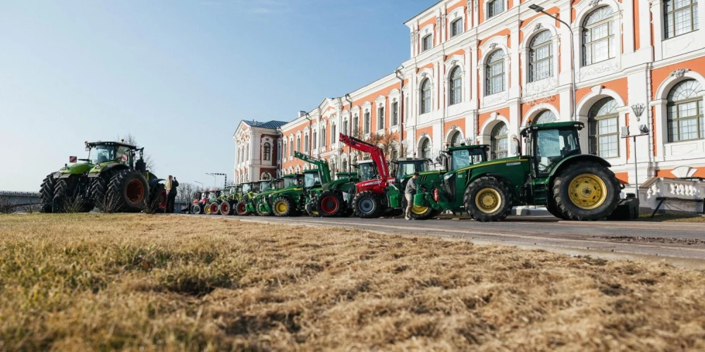 Uz savu kongresu Jelgavas pilī Latvijas Zemnieku savienības biedri bija sabraukuši arī ar traktoriem.