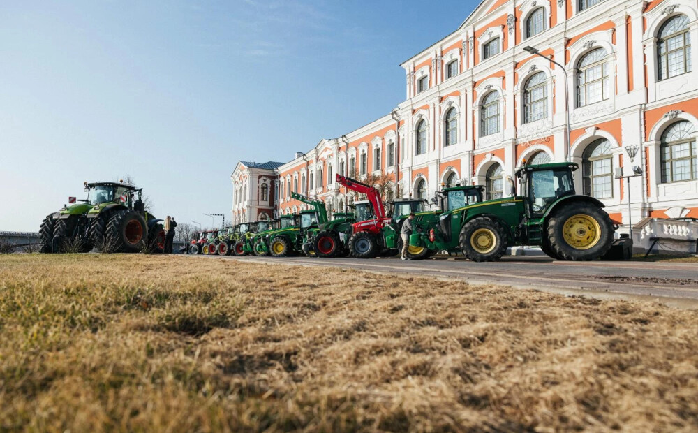 Zemnieku savienība ar traktoru “protesta parādi” pie Jelgavas pils dodas uz Saeimas vēlēšanām. FOTO