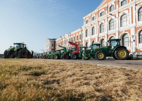 Uz savu kongresu Jelgavas pilī Latvijas Zemnieku savienības biedri bija sabraukuši arī ar traktoriem.