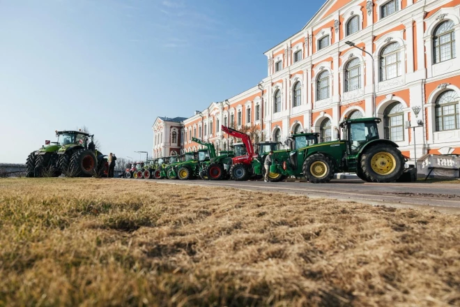 Uz savu kongresu Jelgavas pilī Latvijas Zemnieku savienības biedri bija sabraukuši arī ar traktoriem.