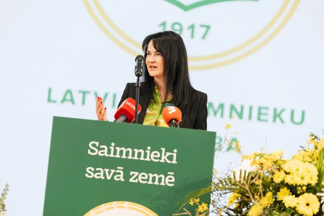 Kristīne Lemberga sveic LZS kongresa delegātus.