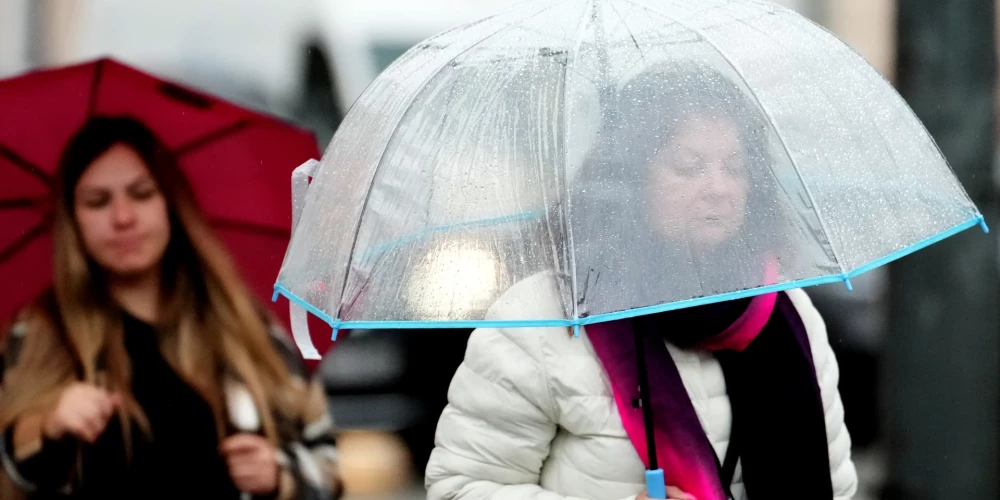 Vietām Latvijas rietumu un centrālajos rajonos naktī un svētdien gaidāms neliels lietus.