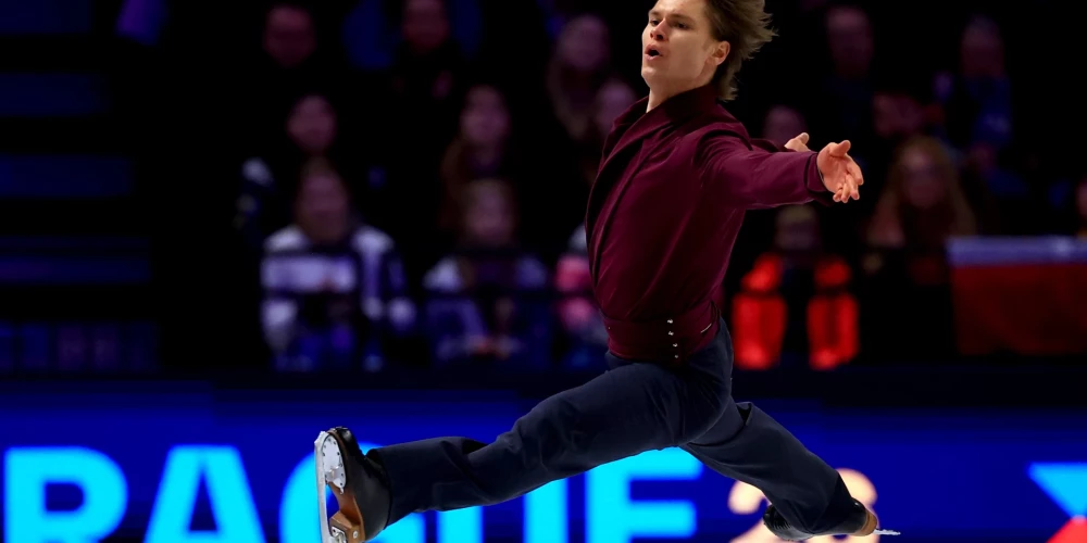 Deniss Vasiļjevs programmas sākumā divas reizes krita pēc trīskāršajiem lēcieniem, zaudējot cerības uz augstvērtīgu rezultātu.