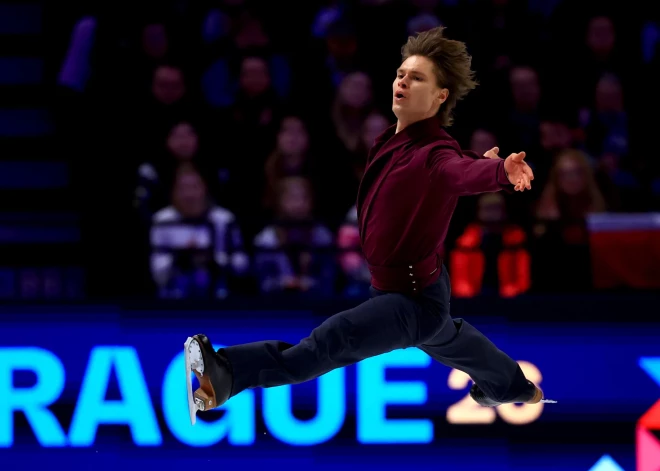 Pēc vairākiem kritieniem daiļslidotājam Denisam Vasiļjevam 21. pozīcija pasaules čempionātā