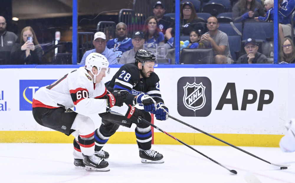 Zemgus Girgensons ar piespēli palīdz 