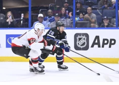 Zemgus Girgensons ar piespēli palīdz "Lightning" atgūties no 0:2 un izraut uzvaru