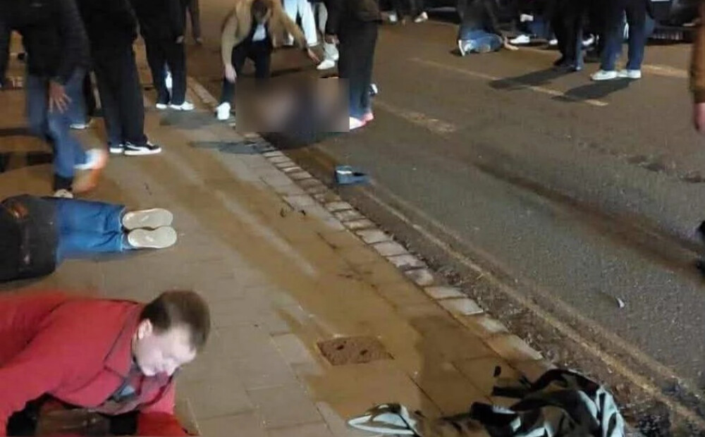 Lielbritānijā pūlī ietriecies auto. 