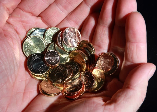 За сухой статистикой - реальные долги: часть жителей Латвии не в силах платить по счетам