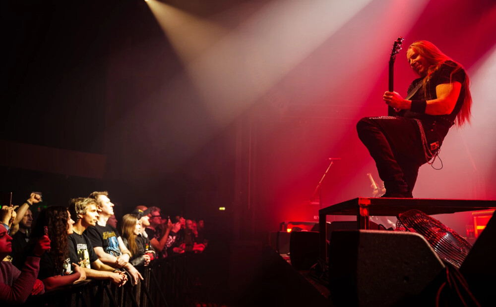 FOTO: Rīgā jaudīgi aizvadīts vācu metāla grupas “Primal Fear” koncerts