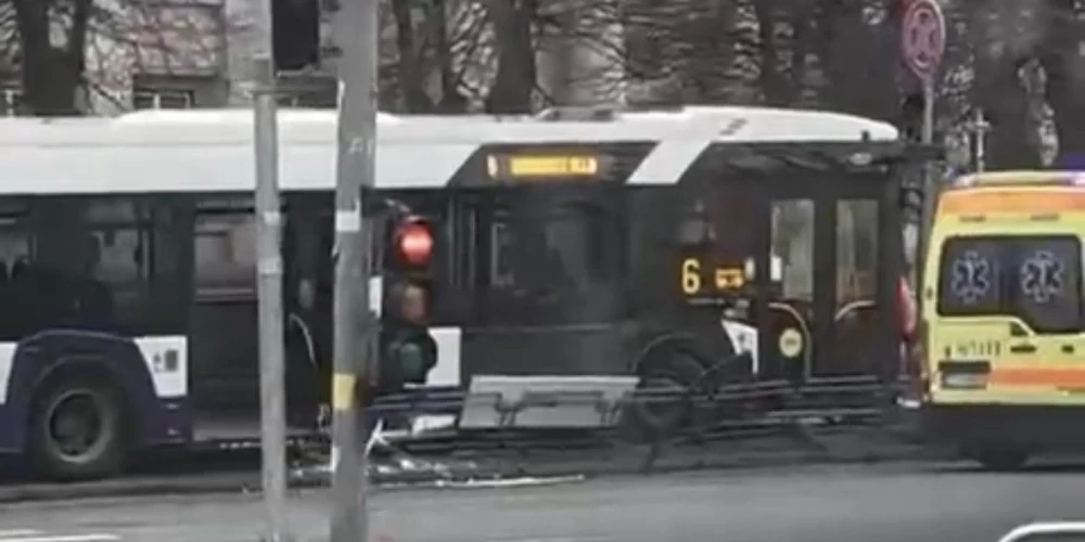 Троллейбус снес ограждение у Эспланады в Риге.