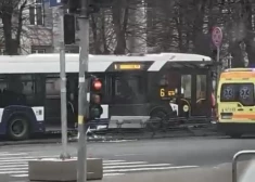 ВИДЕО: у Эспланады в Риге троллейбус снес ограждение, на место приехала скорая