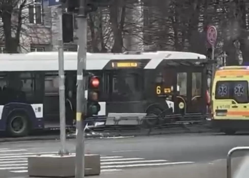 Троллейбус снес ограждение у Эспланады в Риге.