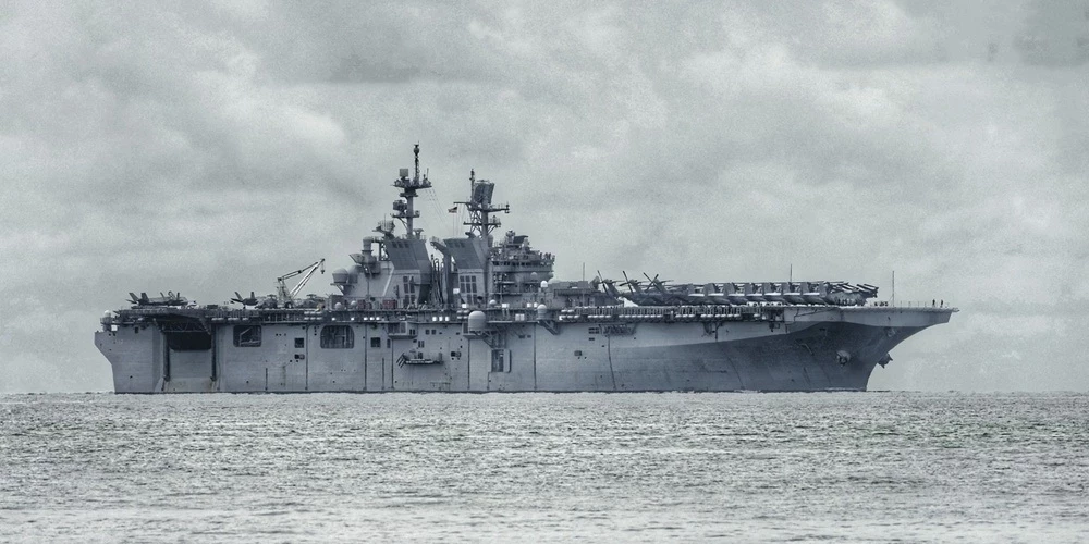 Корабль USS Tripoli длиной почти 260 метров и водоизмещением 45 000 тонн способен нести истребители пятого поколения F-35.