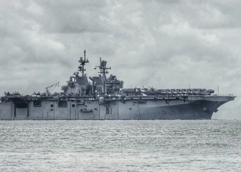 Корабль USS Tripoli длиной почти 260 метров и водоизмещением 45 000 тонн способен нести истребители пятого поколения F-35.