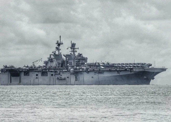 США перебросили к Ирану десантный корабль-авианосец с тысячами морских пехотинцев на борту