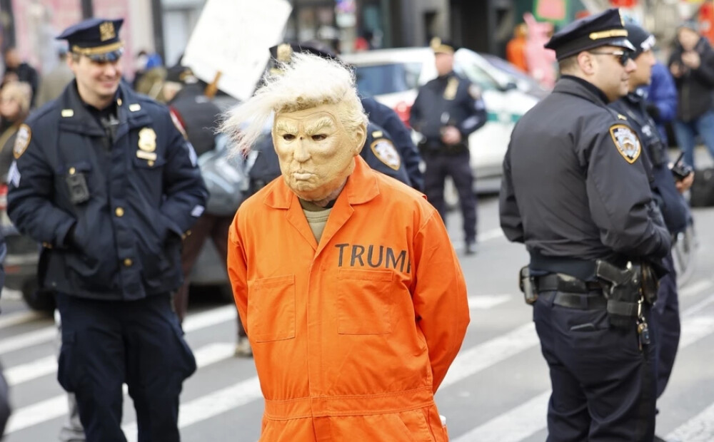 FOTO, VIDEO: astoņi miljoni cilvēku ASV iziet ielās, lai protestētu pret prezidentu Trampu