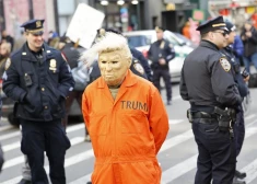 FOTO, VIDEO: astoņi miljoni cilvēku ASV iziet ielās, lai protestētu pret prezidentu Trampu