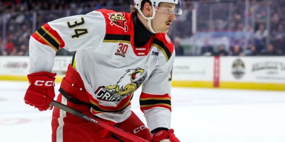 Hokejists Eduards Tralmaks trešajā periodā guva mājinieku pirmos vārtus.