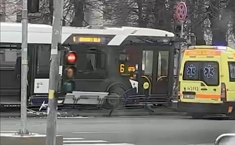 VIDEO: pie Ministru kabineta ēkas margās ietriecies sabiedriskais autobuss - cietis šoferis