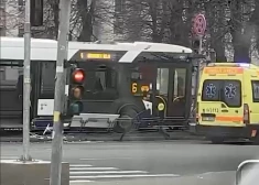 VIDEO: pie Ministru kabineta ēkas margās ietriecies sabiedriskais autobuss - cietis šoferis