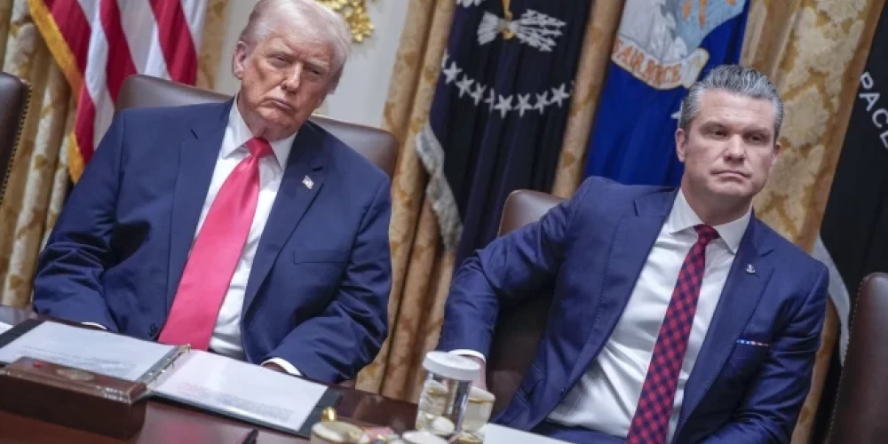 ASV prezidents Donalds Tramps un aizsardzības ministrs Pīts Hegsets.