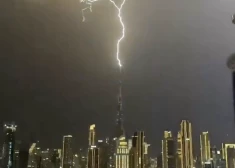 VIDEO: iespaidīgs skats - zibens iesper Dubaijas debesskrāpim "Burj Khalifa"