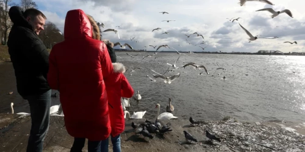 Dienā debesis joprojām klās mākoņi, tomēr vietām uzspīdēs saule.