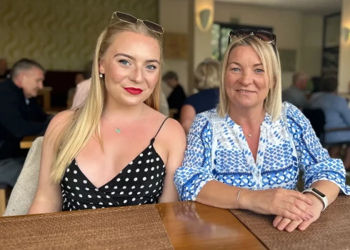 Treisija kopa ar savu meitu Elliju Hutsonu.