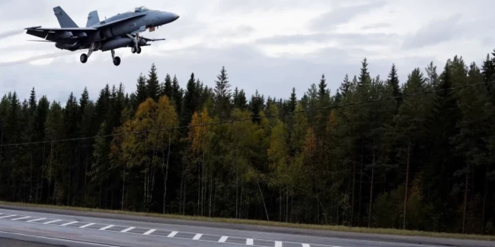 Lidojošo objektu identificēšanai gaisā tika pacelti iznīcinātāji.