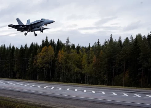 Lidojošo objektu identificēšanai gaisā tika pacelti iznīcinātāji.