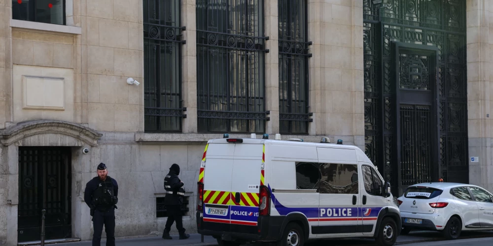 Francijas likumsargi pie "Bank of America" Parīzes filiāles, kur tika novērsts uzbrukuma mēģinājums