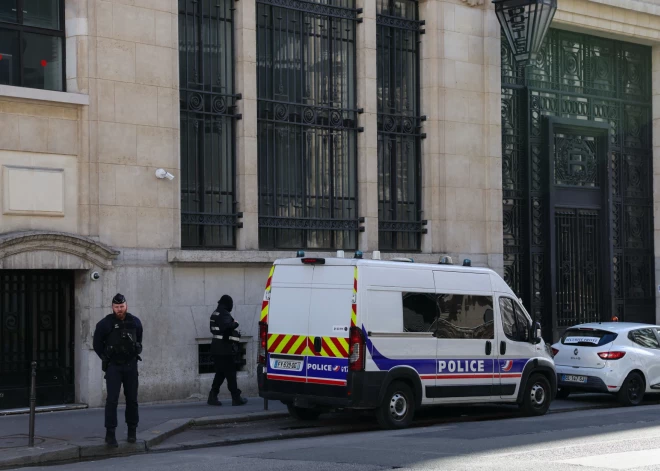 Francijā turpinās aresti par spridzināšanas mēģinājumu pie "Bank of America" Parīzes filiāles