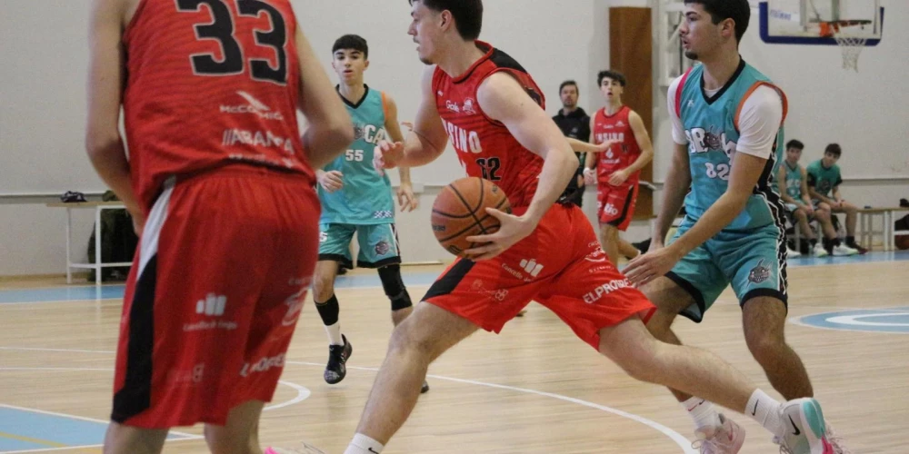 Marko Deksnis uzbrukumā (foto: Ensino Lugo)