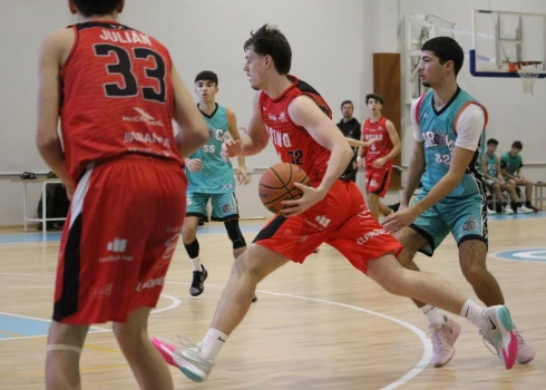 Marko Deksnis uzbrukumā (foto: Ensino Lugo)