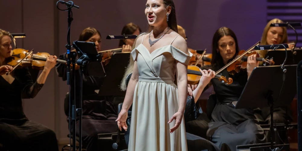 Annija Kristiāna Ādamsone uzstājas Liepājas Simfoniskā orķestra koncertā (foto Jānis Vecbrālis)