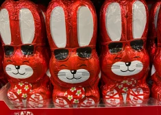 Lieldienās var aptrūkties šokolāde? Eiropā bez pēdām izkūpējusi milzīga "KitKat" šokolādes batoniņu krava