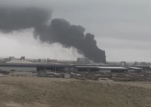 Dūmi no degošās Neot Hovavas rūpnīcas Izraēlā (ekrānuzņēmums no video)