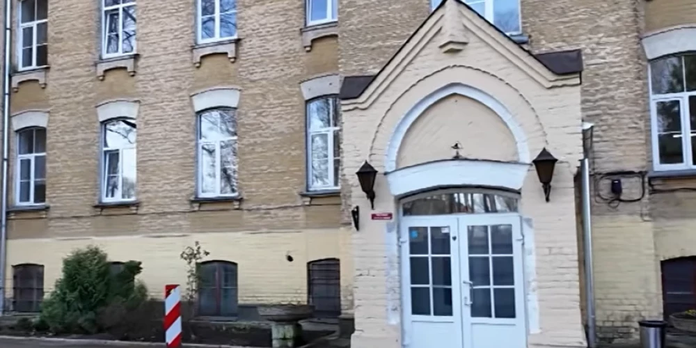 Sociālās aprūpes centrs (SAC) “Atsaucība”, kur nomira 24 gadus vecā sieviete (ekrānuzņēmums no video)