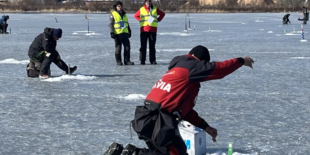 Latvijas pārstāvis ar konkurentiem cīnās par lielo lomu (foto: World Ice Fishing Championship 2026 / Facebook)