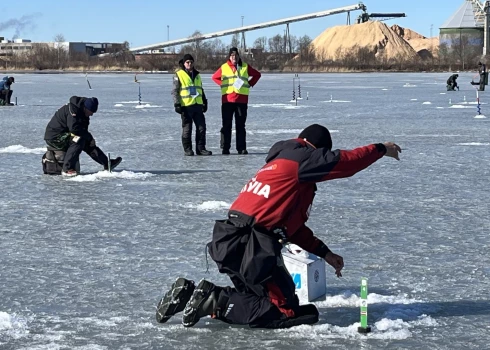 Latvijas pārstāvis ar konkurentiem cīnās par lielo lomu (foto: World Ice Fishing Championship 2026 / Facebook)