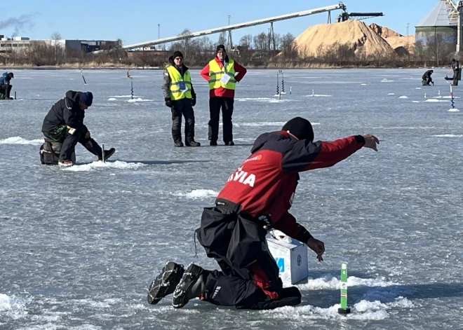 Latvijas zemledus makšķernieki Zviedrijā izvelk lomu pasaules čempionāta sudraba medaļu vērtībā, triumfē lietuviešu kolēģi