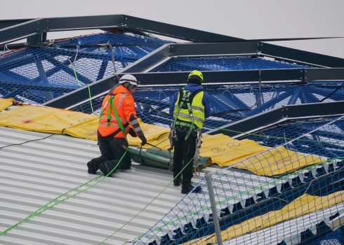 Līdzšinējie publisko iepirkumu sliekšņi 10 000 eiro precēm un pakalpojumiem un 20 tūkstoši eiro būvdarbiem. Iepirkumu likuma grozījumos, ko Saeimā gatavo trešajam, galīgajam lasījumam, sliekšņi uzšāvušies debesīs – tie ir 143 tūkstoši eiro piegādēm un pakalpojumiem un 5,5 miljoni – būvdarbiem. 