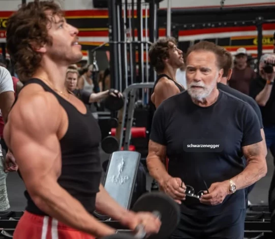 Džozefs Baena svaru zālē ar tēvu Arnoldu Švarcenegeru (ekrānuzņēmums no "Instagram")
