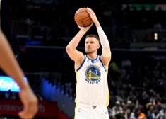 Kristaps Porziņģis trāpa karjeras 1000. tālmetienu NBA, "Warriors" piekāpjas Denverai ar Jokiču priekšgalā