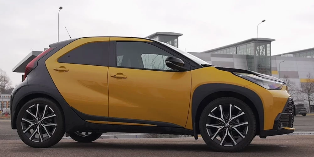 Izvēloties Aygo X populārā Yaris Cross vietā var ieekonomēt lērumu naudas.