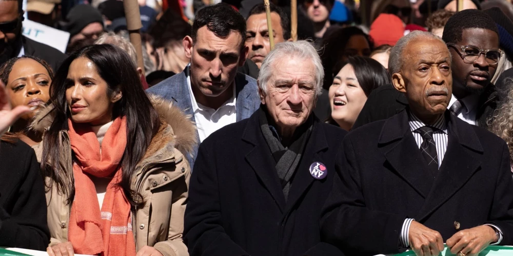 Holivudas zvaigznes, tostarp Roberts De Niro, pievienojas masveida protestiem pret Trampu.