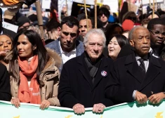 "Mēs redzam prezidentu, kurš sevi padarījis par karali!" Marks Rufalo, Roberts De Niro un citas zvaigznes iziet ielās pret Trampu