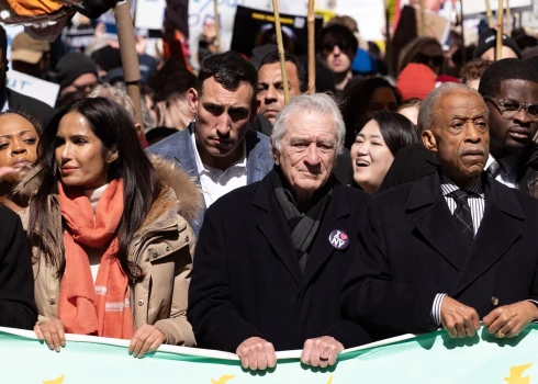 Holivudas zvaigznes, tostarp Roberts De Niro, pievienojas masveida protestiem pret Trampu.