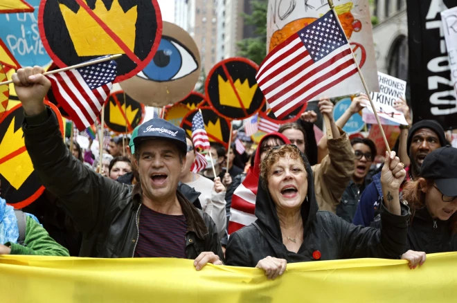 Protestā piedalījās arī aktieri Marks Rufalo un Sūzena Sarandona.