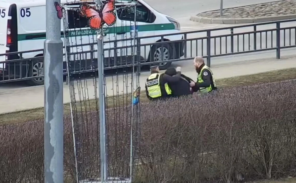 VIDEO: Daugavpilī meklētais vīrietis pats ieskrien policijas nagos, izdarot jaunu pārkāpumu